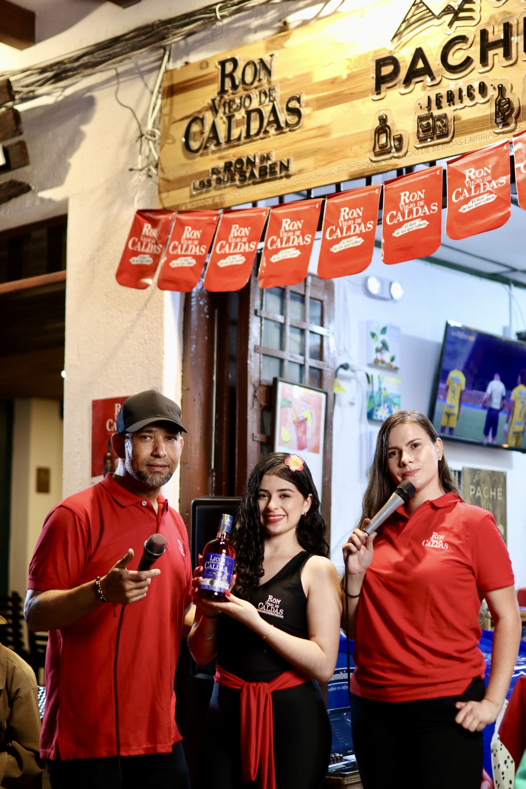 Promotores de Contraste durante una activación de marca en punto de venta